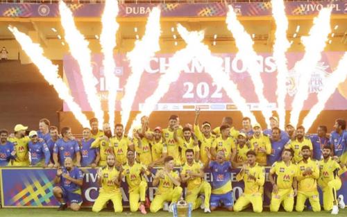 IPL കിരീടം വാങ്ങാൻ ജഡേജയെയും റായിഡുവിനെയും വിളിച്ച് ധോണി; കണ്ണ് നിറഞ്ഞ് ആരാധകർ IPL കിരീടം വാങ്ങാൻ ജഡേജയെയും റായിഡുവിനെയും വിളിച്ച് ധോണി; കണ്ണ് നിറഞ്ഞ് ആരാധകർ