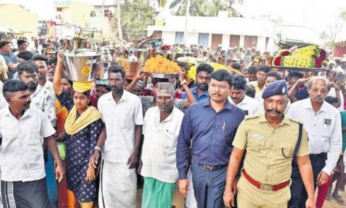 എൺപത് വർഷത്തെ കാത്തിരിപ്പിനൊടുവിൽ തിരുവണ്ണാമലൈയിൽ ക്ഷേത്രപ്രവേശനം നേടി ദളിതർ എൺപത് വർഷത്തെ കാത്തിരിപ്പിനൊടുവിൽ തിരുവണ്ണാമലൈയിൽ ക്ഷേത്രപ്രവേശനം നേടി ദളിതർ