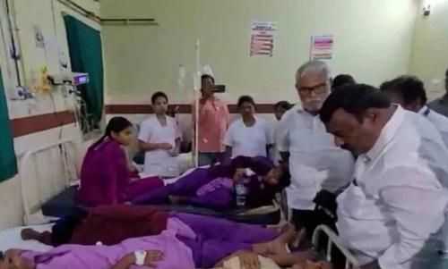 ആന്ധ്രപ്രദേശിൽ സ്കൂളിൽ നിന്ന് ഭക്ഷണം കഴിച്ച 100ലധികം വിദ്യാർഥികൾക്ക് ഭക്ഷ്യ വിഷബാധ ആന്ധ്രപ്രദേശിൽ സ്കൂളിൽ നിന്ന് ഭക്ഷണം കഴിച്ച 100ലധികം വിദ്യാർഥികൾക്ക് ഭക്ഷ്യ വിഷബാധ