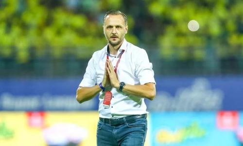 ആശാന് പിന്നിൽ കേരളം ഒറ്റക്കെട്ടായി നിൽക്കും; ഐഎസ്എല് നോക്കൗട്ടിലെ വിവാദത്തിൽ മഞ്ഞപ്പട ആശാന് പിന്നിൽ കേരളം ഒറ്റക്കെട്ടായി നിൽക്കും; ഐഎസ്എല് നോക്കൗട്ടിലെ വിവാദത്തിൽ മഞ്ഞപ്പട