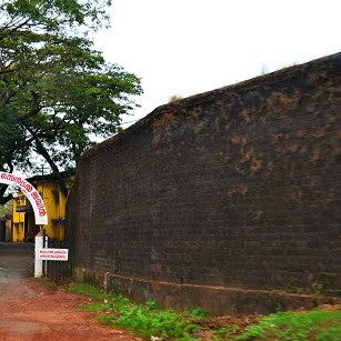 സത്യം മറയ്ക്കുന്ന മതിലുകൾ സത്യം മറയ്ക്കുന്ന മതിലുകൾ