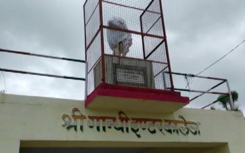 മഹാത്മാഗാന്ധിയുടെ പ്രതിമ നശിപ്പിച്ച നിലയിൽ 