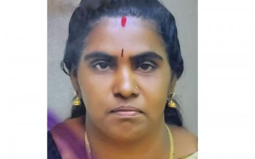 സ്വകാര്യബസിന്റെ പിൻചക്രം തലയിലൂടെ കയറി വീട്ടമ്മ മരിച്ചു സ്വകാര്യബസിന്റെ പിൻചക്രം തലയിലൂടെ കയറി വീട്ടമ്മ മരിച്ചു
