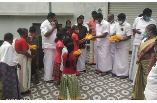 ബഹ്‌റൈൻ ഒഐസിസി സ്കൂൾ കുട്ടികൾക്ക് പഠനോപകരണങ്ങൾ വിതരണം ചെയ്തു