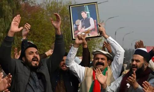 മുൻ പാക് പ്രധാനമന്ത്രി ഇമ്രാൻ ഖാന് ജയിലിൽ ക്രൂര പീഡനമെന്ന് സഹോദരി, പ്രതിഷേധിച്ച് കുടുംബാംഗങ്ങൾ