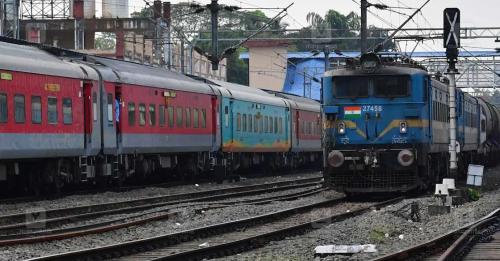 ട്രെയിനുകളിൽ ടിക്കറ്റില്ലാത്തവർ കുടുങ്ങും; ടി.ടി.ഇമാർക്ക് പുതിയ കളക്ഷൻ ടാർഗറ്റുമായി റെയിൽവേ