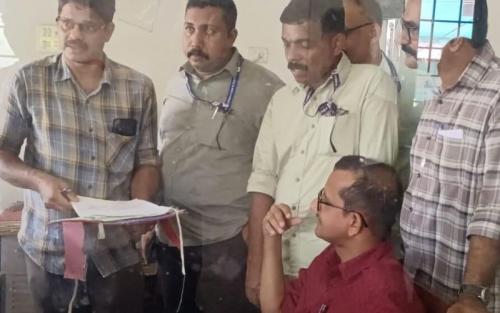 മഞ്ചേരിയിൽ കൈക്കൂലി വാങ്ങുന്നതിനിടെ സബ് രജിസ്ട്രാർ ഓഫിസ് ഹെഡ് ക്ലർക്ക് പിടിയിൽ മഞ്ചേരിയിൽ കൈക്കൂലി വാങ്ങുന്നതിനിടെ സബ് രജിസ്ട്രാർ ഓഫിസ് ഹെഡ് ക്ലർക്ക് പിടിയിൽ