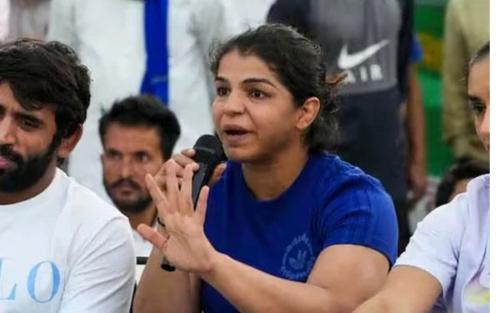 ബജ്റംഗ് പുനിയയും സാക്ഷി മാലിക്കും അനുരാഗ് ഠാക്കൂറുമായി ചര്ച്ച നടത്തി ബജ്റംഗ് പുനിയയും സാക്ഷി മാലിക്കും അനുരാഗ് ഠാക്കൂറുമായി ചര്ച്ച നടത്തി