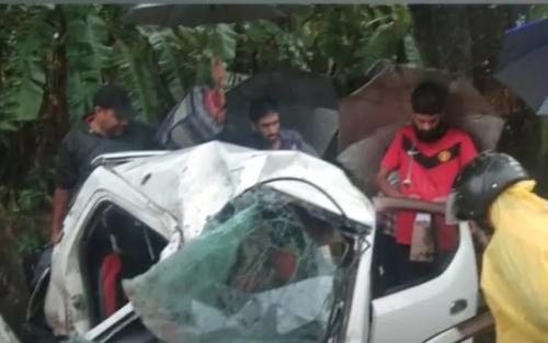 വയനാട്ടിൽ കാർ മരത്തിൽ ഇടിച്ച് മൂന്ന് വിദ്യാർഥികൾ മരിച്ചു വയനാട്ടിൽ കാർ മരത്തിൽ ഇടിച്ച് മൂന്ന് വിദ്യാർഥികൾ മരിച്ചു