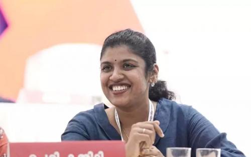 അമിത് ഷായ്‌ക്കെതിരായ കരിങ്കൊടി പ്രതിഷേധം: ഒ.ജെ. ജനീഷിനെ പരിഹസിച്ച് ചിന്ത ജെറോം