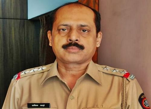 അംബാനിയുടെ വീടിന് സമീപത്ത് നിന്നും സ്ഫോടക വസ്തു നിറച്ച നിലയിൽ കാർ കണ്ടെടുത്ത സംഭവം: പോലീസ് ഉദ്യോഗസ്ഥനെ ജോലിയിൽ നിന്നും പിരിച്ചു വിട്ടു അംബാനിയുടെ വീടിന് സമീപത്ത് നിന്നും സ്ഫോടക വസ്തു നിറച്ച നിലയിൽ കാർ കണ്ടെടുത്ത സംഭവം: പോലീസ് ഉദ്യോഗസ്ഥനെ ജോലിയിൽ നിന്നും പിരിച്ചു വിട്ടു