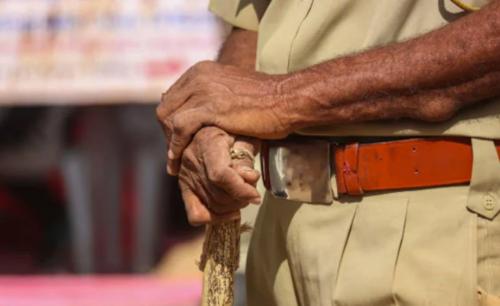 ജോലിഭാരം കുറയ്ക്കാൻ മൃതദേഹം മറ്റൊരു സ്റ്റേഷൻ പരിധിയിലേക്ക് മാറ്റിയ പോലീസുകാർക്ക് സസ്പെൻഷൻ