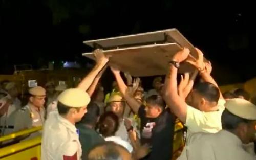 ജന്തർ മന്തറിൽ സംഘർഷാവസ്ഥ തുടരുന്നു ; പൊലീസ് മർദിച്ചെന്ന് ഗുസ്തി താരങ്ങൾ