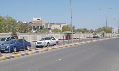 ആലി­യിൽ മെ­റ്റൽ ഫെ­ൻ­സ് സ്ഥാ­പി­ച്ചു­