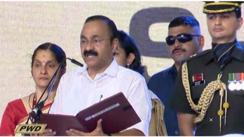 വി.ഡി.സതീശൻ കേരള മുഖ്യമന്ത്രിയായി സത്യപ്രതിജ്ഞ ചെയ്തു; യു.ഡി.എഫ് മന്ത്രിസഭ അധികാരത്തിൽ