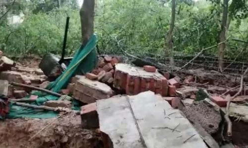 കനത്ത മഴ; ഉത്തർപ്രദേശിൽ വീടിന്റെ മതിലിടിഞ്ഞ് വീണ് 9 മരണം: മരിച്ചവരുടെ കുടുംബത്തിന് നാല് ലക്ഷം രൂപ ധനസഹായം കനത്ത മഴ; ഉത്തർപ്രദേശിൽ വീടിന്റെ മതിലിടിഞ്ഞ് വീണ് 9 മരണം: മരിച്ചവരുടെ കുടുംബത്തിന് നാല് ലക്ഷം രൂപ ധനസഹായം