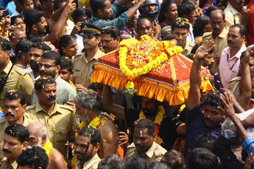 ശബരിമല: തിരുവാഭരണങ്ങളുടെ കണക്കെടുപ്പു നടത്തണമെന്ന് സുപ്രീം കോടതി ശബരിമല: തിരുവാഭരണങ്ങളുടെ കണക്കെടുപ്പു നടത്തണമെന്ന് സുപ്രീം കോടതി