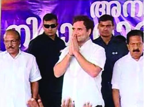 ബ​ന്ദി​പ്പു​ർ രാ​ത്രി യാ​ത്രാ നി​രോ​ധ​നം: രാ​ഹു​ൽ ഗാ​ന്ധി സമരപ്പന്തലിൽ
