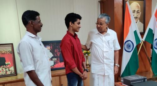 പലിശക്കാർക്കെതിരെ പരാതിയുമായി പ്ലസ് വൺ വിദ്യാർത്ഥി മുഖ്യമന്ത്രിയുടെ മുമ്പിൽ പലിശക്കാർക്കെതിരെ പരാതിയുമായി പ്ലസ് വൺ വിദ്യാർത്ഥി മുഖ്യമന്ത്രിയുടെ മുമ്പിൽ