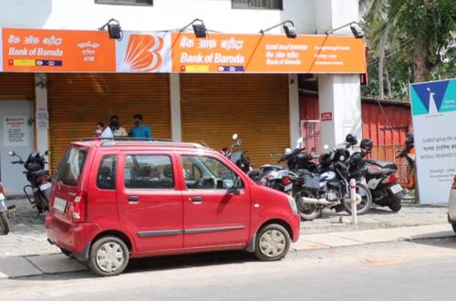 ബാങ്കിന്‍റെ ചില്ലു വാതിൽ തകർന്നു വീണ് യുവതിക്ക് ദാരുണാന്ത്യം: സംഭവം പെരുന്പാവൂരിൽ      
