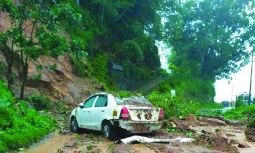 സംസ്ഥാനത്ത് മഴക്കെടുതി തുടരുന്നു : ഇടുക്കിയിൽ മരം വീണ് ബൈക്ക് യാത്രക്കാരൻ മരിച്ചു സംസ്ഥാനത്ത് മഴക്കെടുതി തുടരുന്നു : ഇടുക്കിയിൽ മരം വീണ് ബൈക്ക് യാത്രക്കാരൻ മരിച്ചു