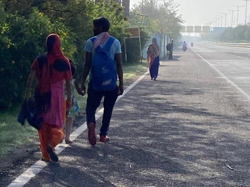 ലോക്ക്ഡൗൺ ; നാട്ടിലേക്ക് നടന്നുപോയ കുടിയേറ്റ തൊഴിലാളികൾ തളർന്ന് വീണ് മരിച്ചു