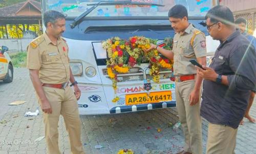 കേരള രജിസ്ട്രേഷൻ, ആന്ധ്ര നമ്പർ പ്ലേറ്റ്; അയ്യപ്പ ഭക്തരുമായി പോയ ടൂറിസ്റ്റ് ബസ് പിടികൂടി മോട്ടർ വാഹനവകുപ്പ് കേരള രജിസ്ട്രേഷൻ, ആന്ധ്ര നമ്പർ പ്ലേറ്റ്; അയ്യപ്പ ഭക്തരുമായി പോയ ടൂറിസ്റ്റ് ബസ് പിടികൂടി മോട്ടർ വാഹനവകുപ്പ്