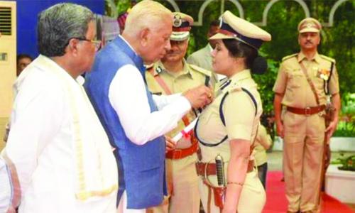 ഡി­.ഐ.ജി­ ഡി­.രൂ­പയ്ക്ക് രാ­ഷ്ട്രപതി­യു­ടെ­ പോ­ലീസ് മെ­ഡൽ