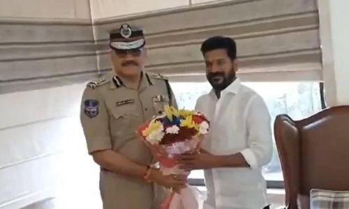 വോട്ടെണ്ണൽ നടക്കുന്നതിനിടെ രേവന്ത് റെഡ്ഡിയെ സന്ദർശിച്ച ഡിജിപിക്ക് സസ്പെൻഷൻ വോട്ടെണ്ണൽ നടക്കുന്നതിനിടെ രേവന്ത് റെഡ്ഡിയെ സന്ദർശിച്ച ഡിജിപിക്ക് സസ്പെൻഷൻ
