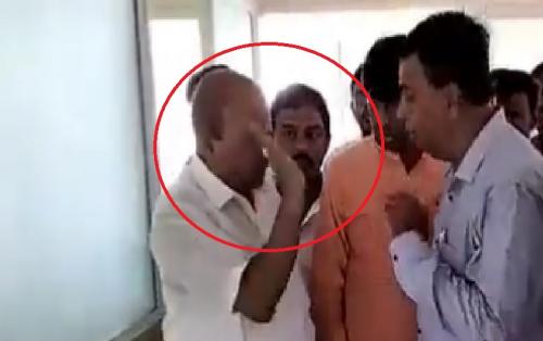 കർണാടകയിൽ കോളജ് പ്രിൻസിപ്പലിന്റെ കരണത്തടിച്ച് എംഎൽഎ കർണാടകയിൽ കോളജ് പ്രിൻസിപ്പലിന്റെ കരണത്തടിച്ച് എംഎൽഎ