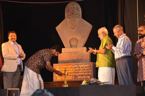 മകനെ അതിശയിപ്പിച്ച് അച്ഛന്റെ 'ഞാൻ :ബി കെ എസ് നാടകോത്സവത്തിന് തിരി തെളിഞ്ഞു മകനെ അതിശയിപ്പിച്ച് അച്ഛന്റെ 'ഞാൻ :ബി കെ എസ് നാടകോത്സവത്തിന് തിരി തെളിഞ്ഞു