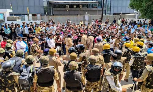 നോയിഡയിൽ തൊഴിലാളി പ്രക്ഷോഭം; 300 പേർ അറസ്റ്റിൽ; ഗൂഢാലോചനയെന്ന് സർക്കാർ