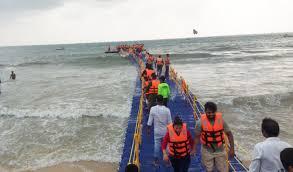 കർണാടകയിലെ ആദ്യ ഫ്ളോട്ടിങ് പാലം ഉദ്ഘാടനത്തിന് പിന്നാലെ തകർന്നു കർണാടകയിലെ ആദ്യ ഫ്ളോട്ടിങ് പാലം ഉദ്ഘാടനത്തിന് പിന്നാലെ തകർന്നു