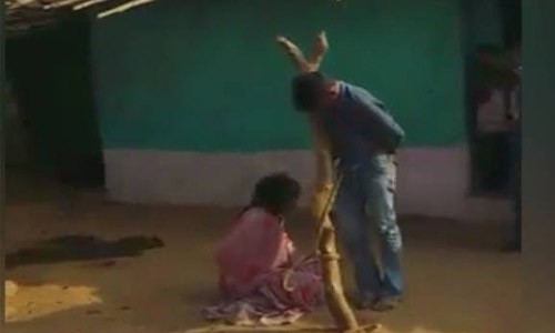 ഒരുമിച്ചു നടന്നെന്ന പേരില്‍ യുവതിയേയും സുഹൃത്തിനെയും മരത്തില്‍ കെട്ടിയിട്ടു