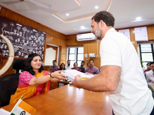ലോക്സഭാ തിരഞ്ഞെടുപ്പ് ; നാമനിർദ്ദേശ പത്രിക സമർപ്പിച്ച് കേരളത്തിലെ സ്ഥാനാർത്ഥികൾ ലോക്സഭാ തിരഞ്ഞെടുപ്പ് ; നാമനിർദ്ദേശ പത്രിക സമർപ്പിച്ച് കേരളത്തിലെ സ്ഥാനാർത്ഥികൾ