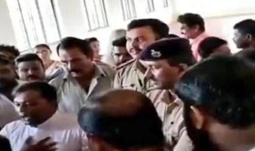 കുട്ടികൾ കെട്ടിയിരുന്ന രാഖി അഴിപ്പിച്ച് ചവറ്റുകൊട്ടയിലെട്ടുവെന്ന് ആരോപണം; സ്കൂളിൽ വിവാദം കുട്ടികൾ കെട്ടിയിരുന്ന രാഖി അഴിപ്പിച്ച് ചവറ്റുകൊട്ടയിലെട്ടുവെന്ന് ആരോപണം; സ്കൂളിൽ വിവാദം
