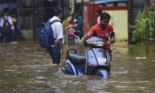 മുംബൈയിൽ കനത്ത മഴ : വെള്ളപ്പൊക്കത്തിന് സാധ്യത മുംബൈയിൽ കനത്ത മഴ : വെള്ളപ്പൊക്കത്തിന് സാധ്യത