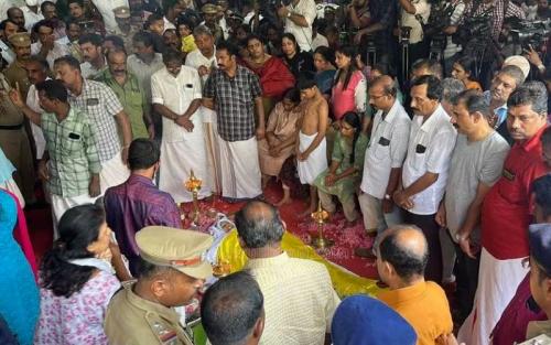 ഡോ.വന്ദനാദാസിന് കണ്ണീരോടെ വിട; അന്ത്യാഞ്ജലിയർപ്പിച്ച് ആയിരങ്ങൾ ഡോ.വന്ദനാദാസിന് കണ്ണീരോടെ വിട; അന്ത്യാഞ്ജലിയർപ്പിച്ച് ആയിരങ്ങൾ