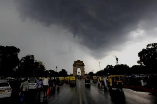 കനത്ത മഴയെത്തുടർന്ന് ഡൽഹി വിമാനത്താവളത്തിൽ പതിനഞ്ച് വിമാനങ്ങൾ വഴിതിരിച്ചുവിട്ടു