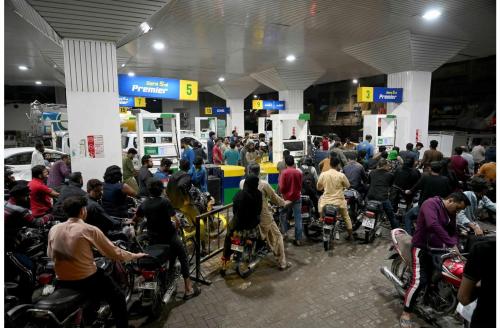 പാകിസ്താനിൽ ഇന്ധനവില കുതിച്ചുയരുന്നു; പെട്രോളിനും ഡീസലിനും വൻ വർദ്ധനവ്