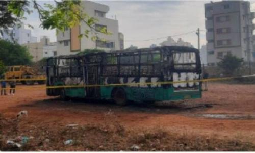 ബംഗളൂരുവിൽ നിർത്തിയിട്ടിരുന്ന സിറ്റി ബസിന് തീ പിടിച്ച് കണ്ടക്ടർക്ക് ദാരുണാന്ത്യം ബംഗളൂരുവിൽ നിർത്തിയിട്ടിരുന്ന സിറ്റി ബസിന് തീ പിടിച്ച് കണ്ടക്ടർക്ക് ദാരുണാന്ത്യം