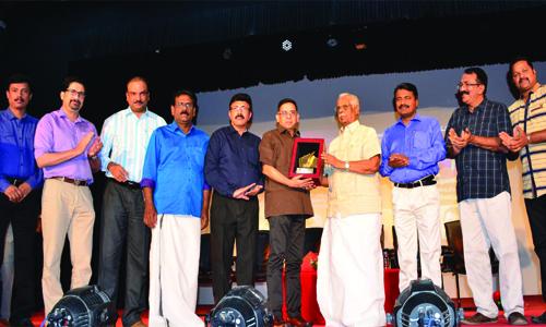 ബഹ്‌റൈൻ കേ­രളീ­യ സമാ­ജം പു­രസ്‌കാ­രം പ്രഭാ­വർ­മ്മക്കും ജി­.ശങ്കറി­നും സമ്മാ­നി­ച്ചു­