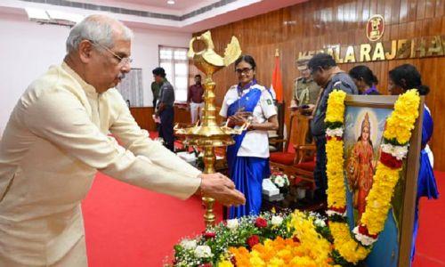 രാജ്ഭവനിലെ എല്ലാ പരിപാടികളിലും ഭാരതാംബ ചിത്രവും പുഷ്പാർച്ചനയും നടത്താൻ നിർദേശം രാജ്ഭവനിലെ എല്ലാ പരിപാടികളിലും ഭാരതാംബ ചിത്രവും പുഷ്പാർച്ചനയും നടത്താൻ നിർദേശം