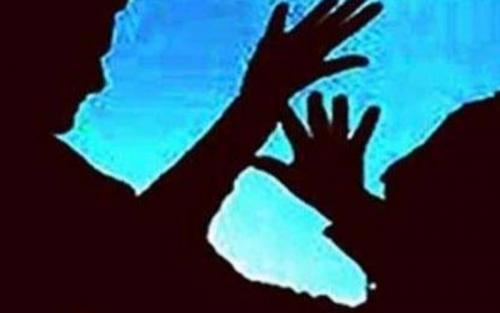 കൂട്ടബലാത്സംഗത്തിനിരയായ പെൺകുട്ടിയുടെ വീടിനു തീയിട്ടു, കുട്ടികൾ ഗുരുതരാവസ്ഥയിൽ