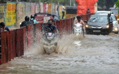 സംസ്ഥാനത്ത് അതിശക്തമായ മഴ തുടരുന്നു; ഡാമുകൾ തുറന്നു, ആറന്മുള വള്ളസദ്യ മാറ്റിവച്ചു