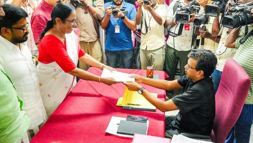 തിരഞ്ഞെടുപ്പ് ചൂടിൽ കേരളം: നാമനിർദ്ദേശ പത്രിക സമർപ്പിക്കാനുള്ള അവസാന തീയതി നാളെ