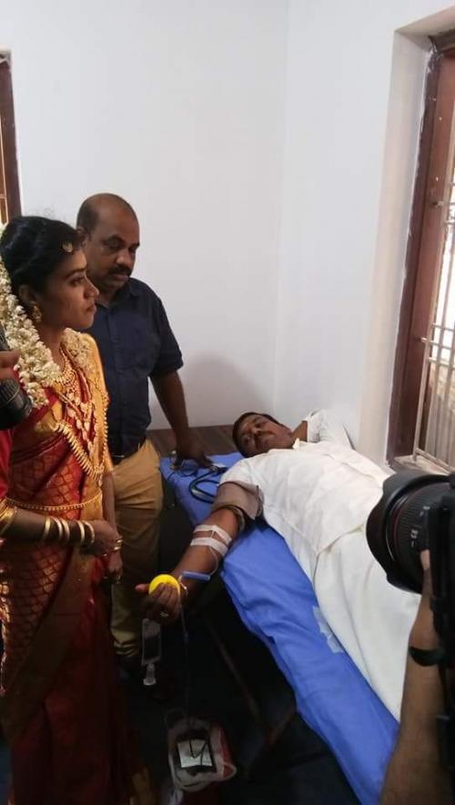 വി­വാ­ഹ ദി­നത്തിൽ രക്ത ദാ­നം; പ്രവാ­സി­ മലയാ­ളി­ മാ­തൃ­കയാ­യി­ 