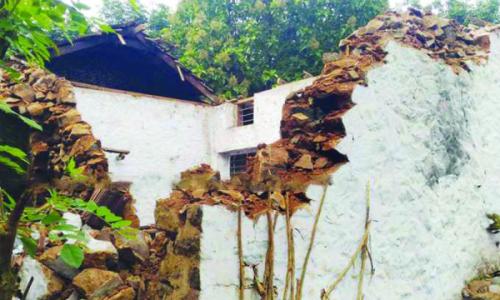 അങ്കണവാ­ടി­ കെ­ട്ടി­ടം തകർ‍ന്നു­വീ­ണു­ : ഒഴിവായത് വൻ‍ ദു­രന്തം 