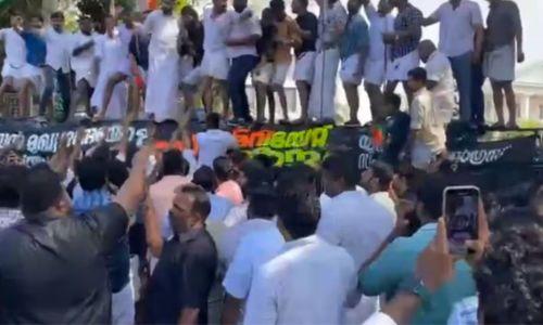 യൂത്ത് കോൺഗ്രസ് സമരത്തിൽ രണ്ടരലക്ഷം നഷ്ടമെന്ന് പൊലീസ്