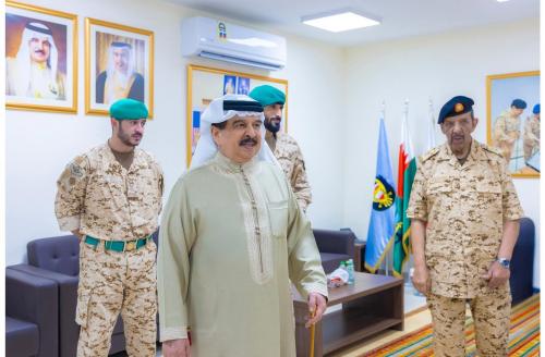 സൈനിക സജ്ജത രാജ്യത്തിന്റെ സുരക്ഷാ കവചം: ബി.ഡി.എഫ് യൂണിറ്റ് സന്ദർശിച്ച് ബഹ്‌റൈൻ രാജാവ്